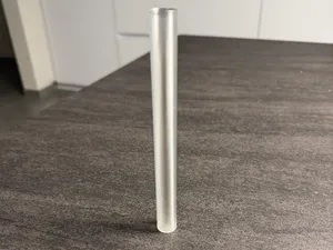 Transparentes Glasröhrchen – minimalistisch,