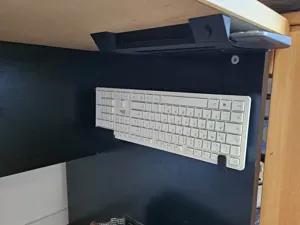Seitlicher Unter-Tisch-Tastaturhalter (geteilt)