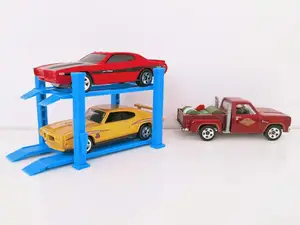 Adjustable height 4-post car lift in 1:64 scale