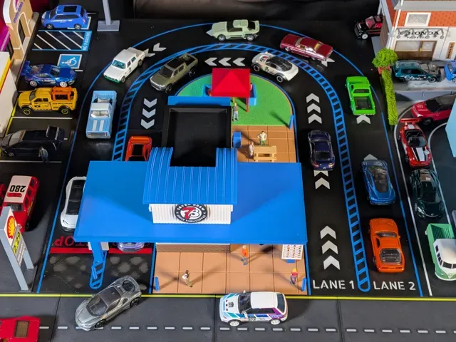 7B Coffee Drive-Thru - 1:64 Scale Diorama — Image 7 of 17