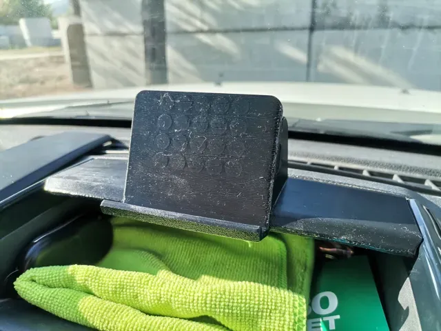 Magnetic phone mount Renault Duster 1st generation — Image 3 of 9