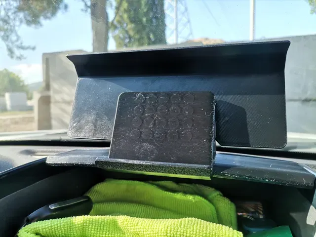 Magnetic phone mount Renault Duster 1st generation — Image 2 of 9
