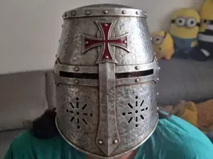 Tragbarer Templar Helm