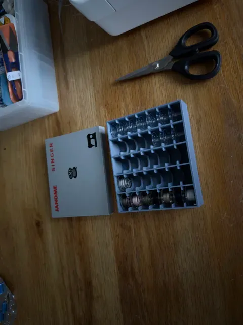 Bobbin storage for sewing machines — Image 4 of 14