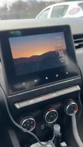 Contour d'écran et support téléphone Renault Clio5