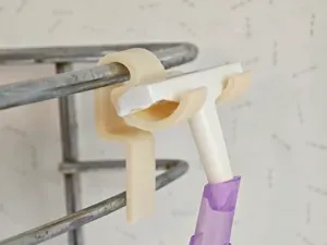 Razor-blade shower holder