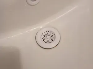 Mesh strainer for a sink or washbasin