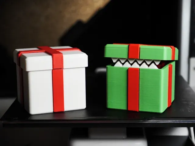 Transforming Giftbox Mimic - Model Kit — Image 3 of 3