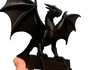 Majestätischer Drache auf Podest Fantasy Deko