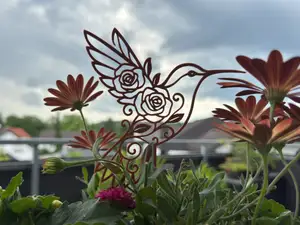 Floraler Vogel Kolibri mit Blumenstecker