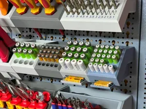 Akku/Batterie Halter und Spender Küpper Lochwand