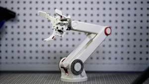Transmissible self‑locking three‑jaw manipulator