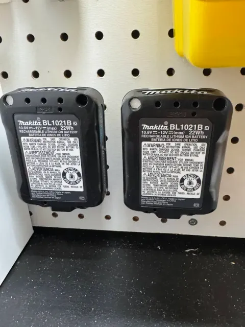 Makita CXT 10.8V / 12V Battery Pegboard Mount — Фото 3 из 3