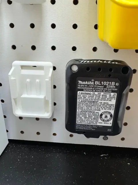 Makita CXT 10.8V / 12V Battery Pegboard Mount — Фото 2 из 3