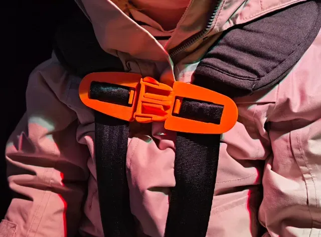 Strong snap buckle for child seat belts - safety