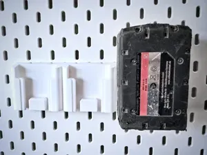 Triple Milwaukee M18 Battery Holder for SKÅDIS