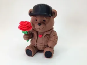 Charmanter Baer mit Rose und Herzmoment