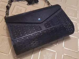 Women's handbag with magnetic closure 