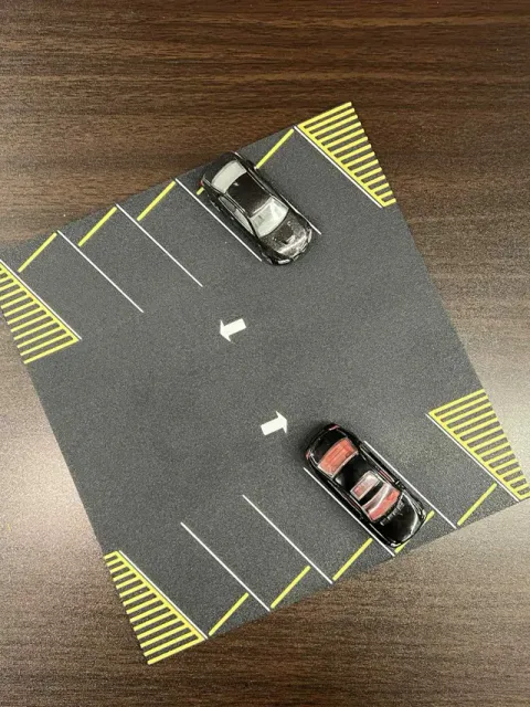 1:64 Diecast EXPANDABLE Angled parking lot - AMS — Фото 2 из 11