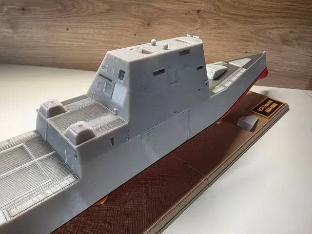 USS Zumwalt DDG-1000 1:350 — Image 7 of 10