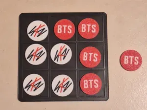 Tris, gioco da tavolo, BTS vs Stray kids