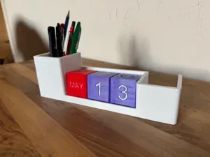 Perpetual calendar and desktop organiser