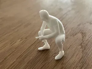 Kleiner sitzender Mann mit Zigarre