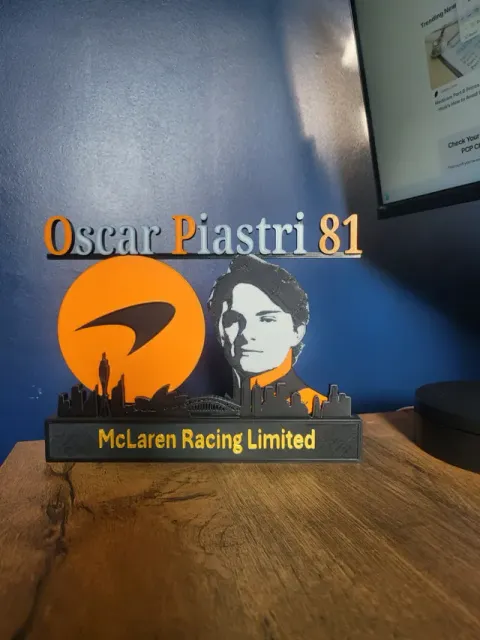 Mclaren f1 Racing Oscar piastri with skyline — Фото 2 из 4