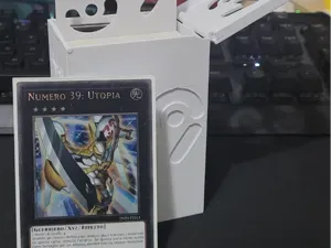 Scatola per Deck di Yu-Gi-Oh a Tema Utopia