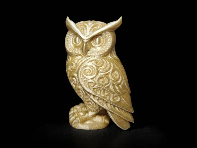 Elegante escultura de buho