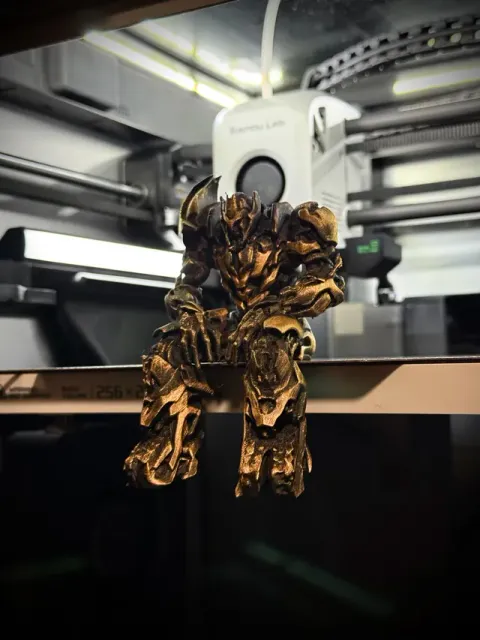 Sad Megatron Figurine sitting on a ledge! — Фото 6 из 7