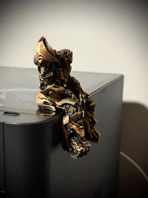 Sad Megatron Figurine sitting on a ledge! — Фото 5 из 7