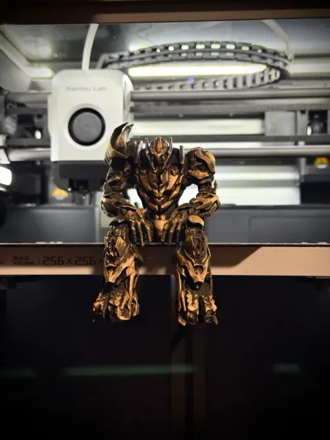Sad Megatron Figurine sitting on a ledge! — Фото 4 из 7