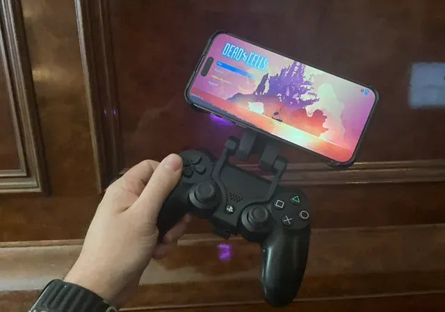 MagSafe phone mount for PS4 Dualshock 4 controller — Image 3 of 4