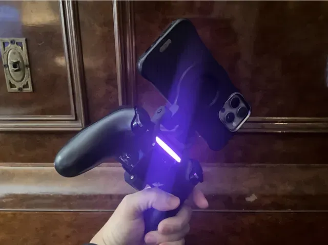 MagSafe phone mount for PS4 Dualshock 4 controller — Image 4 of 4