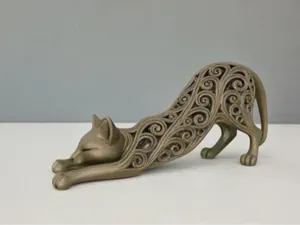 Elegante escultura de gato estirándose