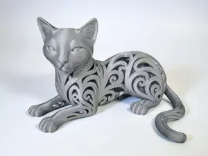 Elegante escultura de gato tumbado