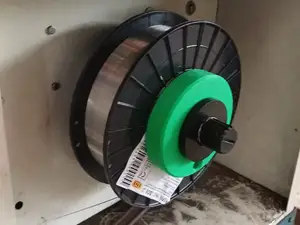 Distanziale per porta bobine per saldatrici a filo