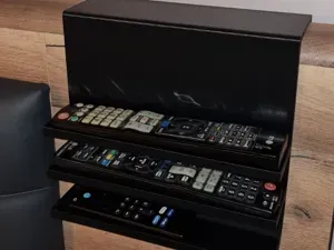 Halterung für Fernbedienungen am Bett