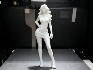 长腿叉腰美女 波浪头发