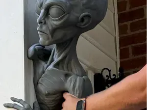 LIFE-SIZE ALIEN BRO DOORWAY PEEKABOO EDITION 600mm