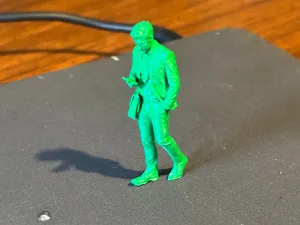 1/35 diorama miniature - walking texting man