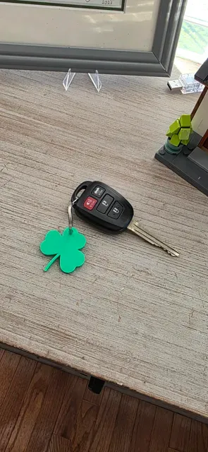 St. Patrick's Day Shamrock 3 leaf clover keychain — Фото 2 из 2