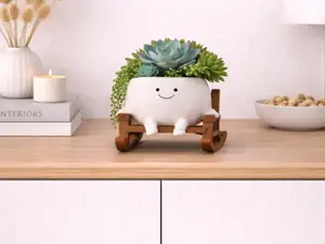 Pot de fleur mignon petit bonhomme sur sa chaise