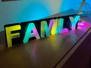 Modulare 3D-Buchstaben „FAMILY“ – LED-fähig