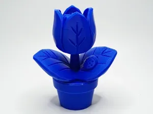 Zauberhafte Tulpenbluete im kleinen Blumentopf