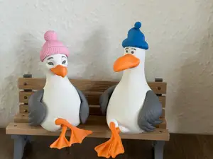 entspannte Möwe auf der Bank
