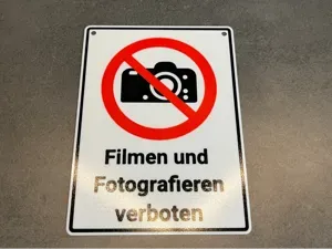 Verbotsschild Filmen und Fotografieren verboten