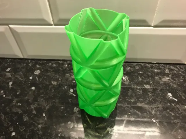triangles on a curve vase — Фото 2 из 3