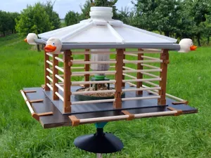 Bird Feeder House / Vogelfutterhaus